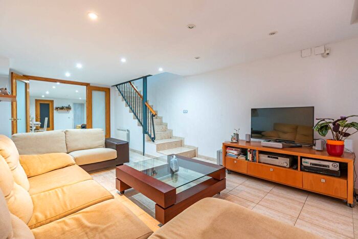 Casas en venta y pisos alquiler - 3