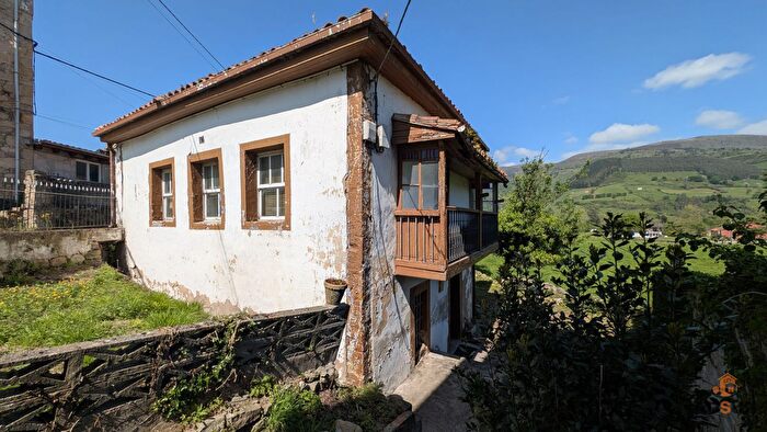 Casa en venta en Corvera de Toranzo, Cantabria de 6 habitaciones
