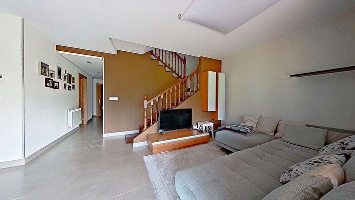 Casas en venta y pisos alquiler - 3