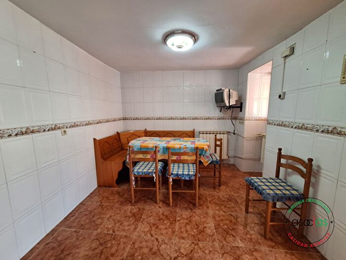 Casas en venta y pisos alquiler - 3