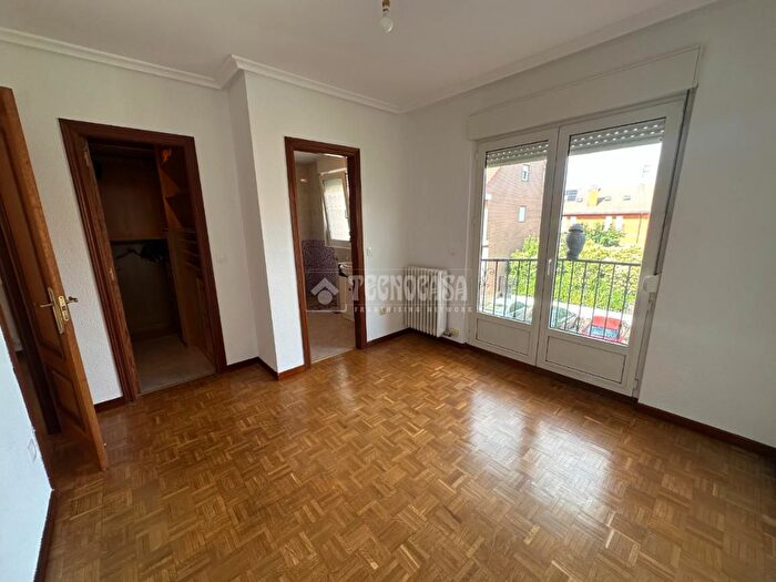 Casas en venta y pisos alquiler - 3