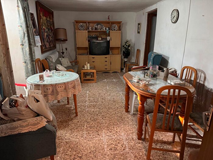 Casas en venta y pisos alquiler - 3