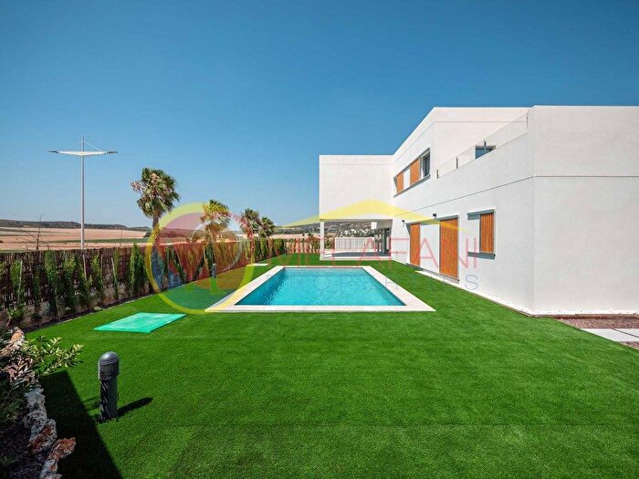 Casa en venta en Algorfa, Alicante de 4 habitaciones