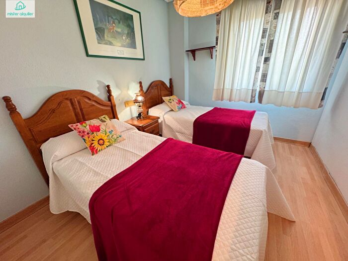 Casas en venta y pisos alquiler - 3