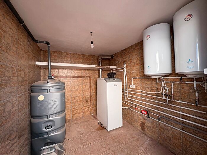 Casas en venta y pisos alquiler - 3