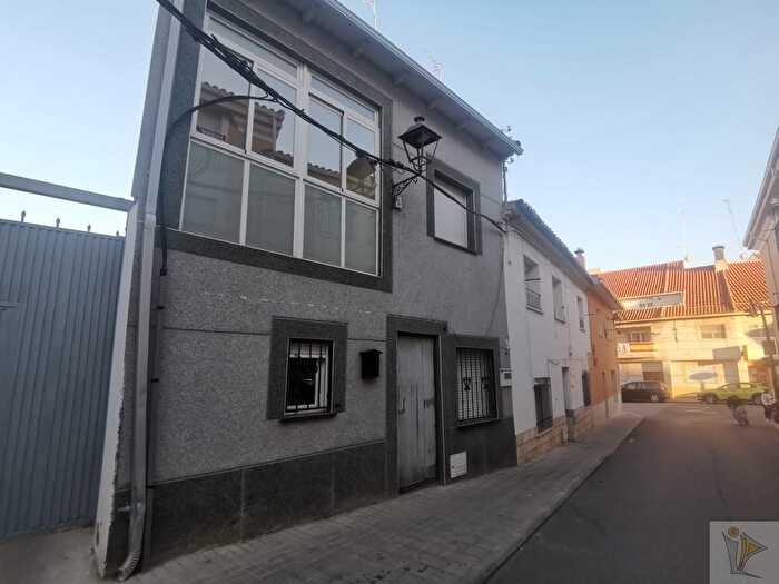 Casas en venta y pisos alquiler - 1