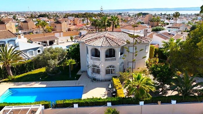 Casa en venta en Zona Carrefour Urbanizaciones, Torrevieja de 5 habitaciones