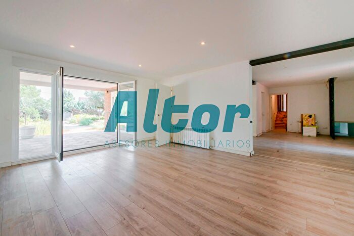 Casas en venta y pisos alquiler - 3