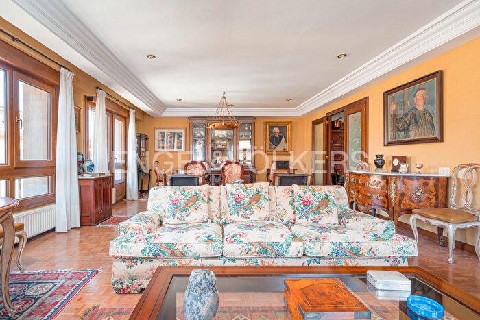 Piso en venta en Centro Casco Histórico, Parque San Francisco Uría de 5 habitaciones