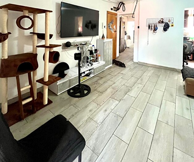 Casas en venta y pisos alquiler - 1