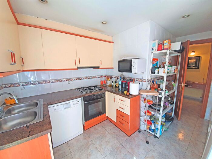 Casas en venta y pisos alquiler - 3