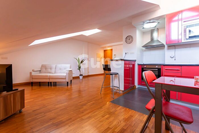 Casas en venta y pisos alquiler - 1