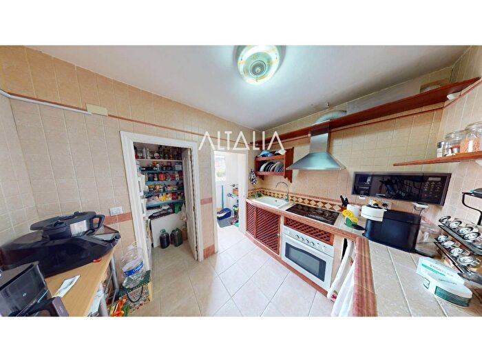Casas en venta y pisos alquiler - 3