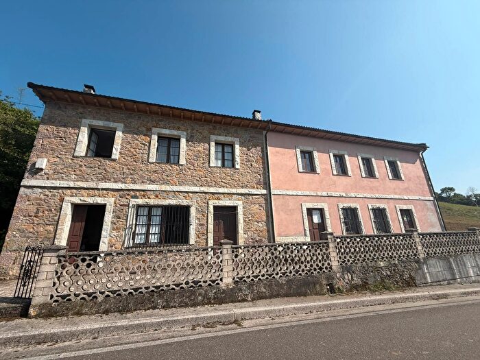 Casa en venta en San Claudio Trubia Las Caldas, Oviedo de 7 habitaciones