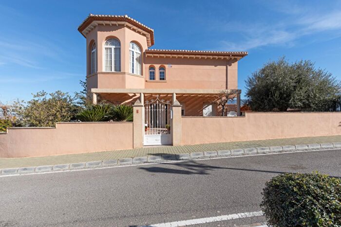 Casa en venta en Otura, Granada de 8 habitaciones