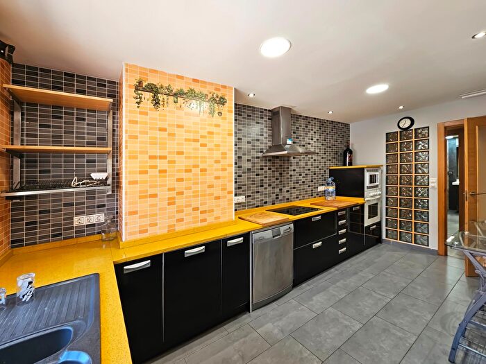 Casas en venta y pisos alquiler - 3