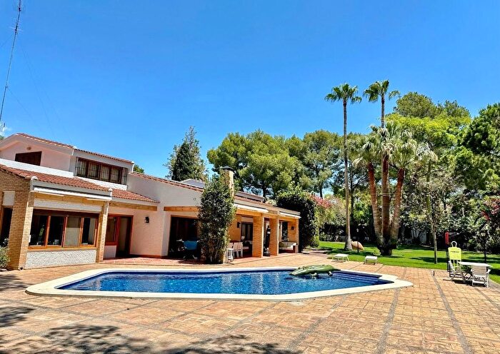 Casa en alquiler en La Cañada, Paterna de 6 habitaciones