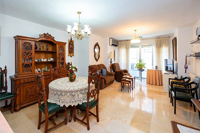 Piso en venta en Genil, Cervantes de 4 habitaciones