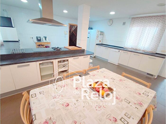 Casas en venta y pisos alquiler - 3