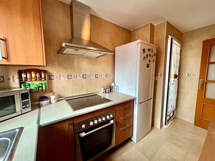 Casas en venta y pisos alquiler - 3
