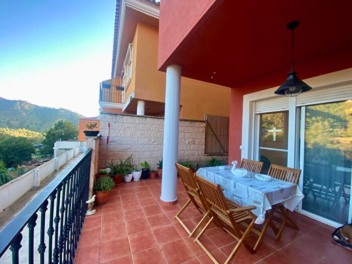 Casa en venta en Serra, Valencia de 3 habitaciones