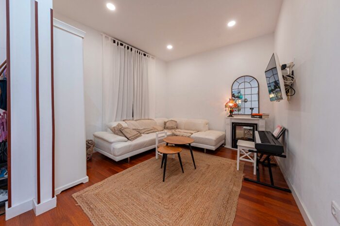 Casas en venta y pisos alquiler - 3