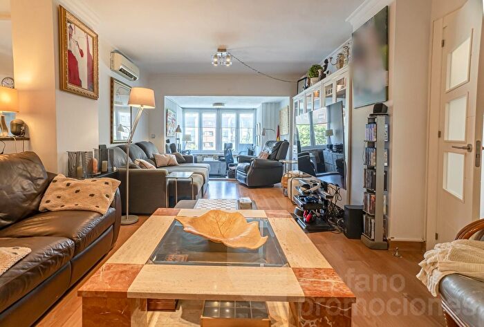 Casas en venta y pisos alquiler - 1