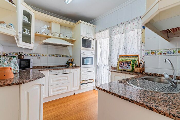 Casas en venta y pisos alquiler - 3