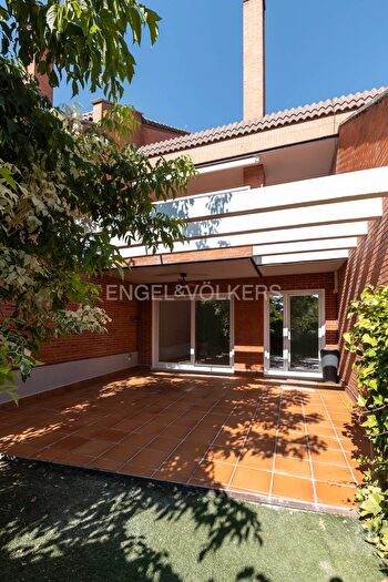 Casa en alquiler en Avenida Europa, Pozuelo de Alarcón de 5 habitaciones
