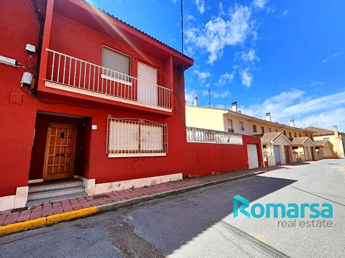 Casas en venta y pisos alquiler - 1