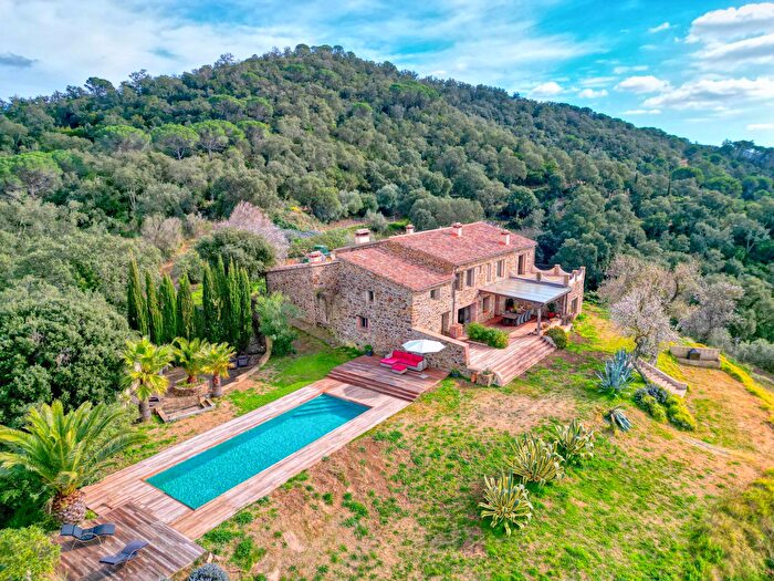 Casa en venta en Cruïlles Monells I Sant Sadurní de LHeura, Girona de 6 habitaciones