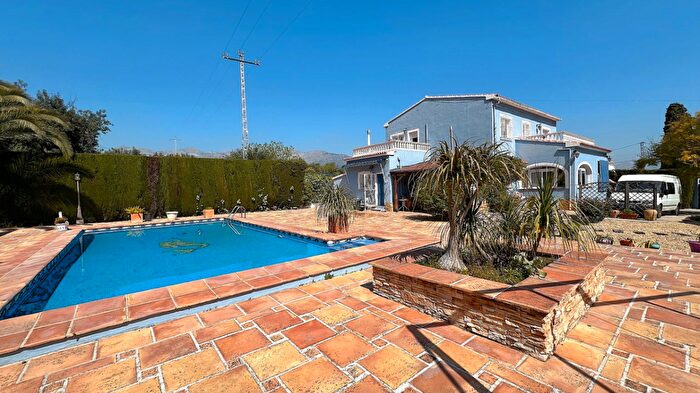 Casa en venta en Orba, Alicante de 4 habitaciones
