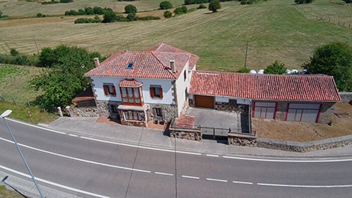 Casa en venta en Las Rozas de Valdearroyo, Cantabria de 3 habitaciones