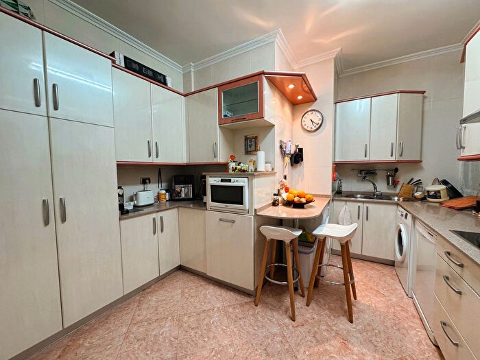 Casas en venta y pisos alquiler - 1