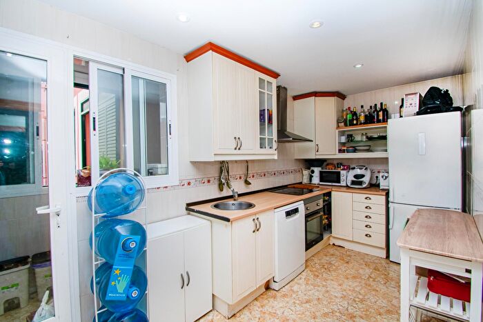 Casas en venta y pisos alquiler - 3