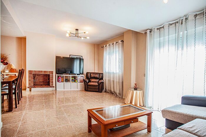 Casas en venta y pisos alquiler - 3