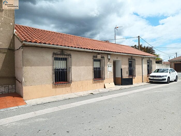 Casa en venta en Pinarejos, Segovia de 4 habitaciones
