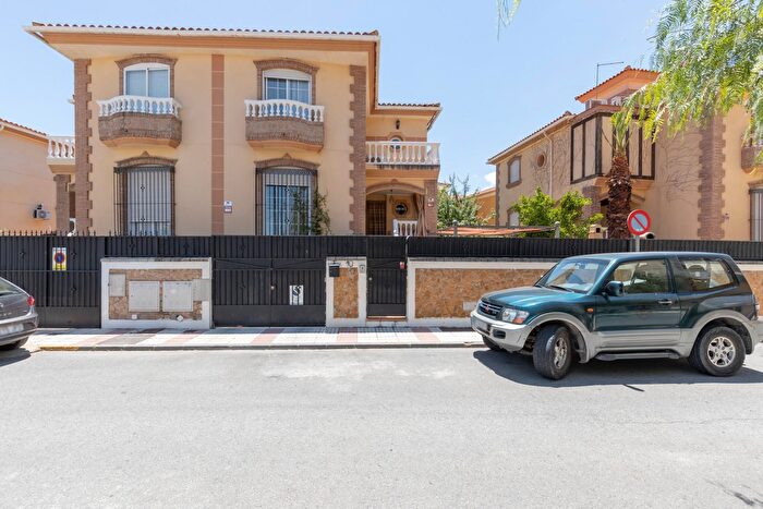 Casa en venta en Atarfe, Granada de 3 habitaciones