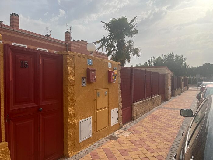 Casas en venta y pisos alquiler - 1