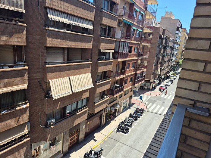 Casas en venta y pisos alquiler - 3