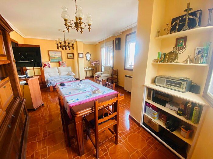 Casas en venta y pisos alquiler - 3