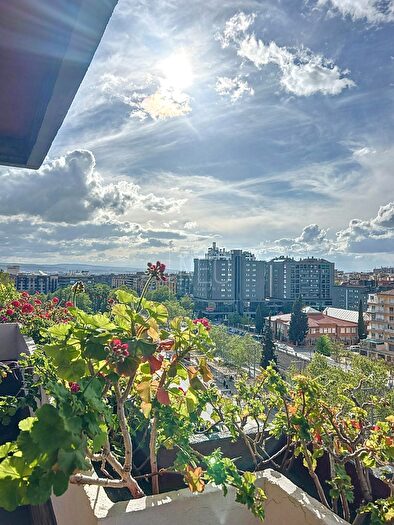 Piso en venta en Genil, Cervantes de 5 habitaciones