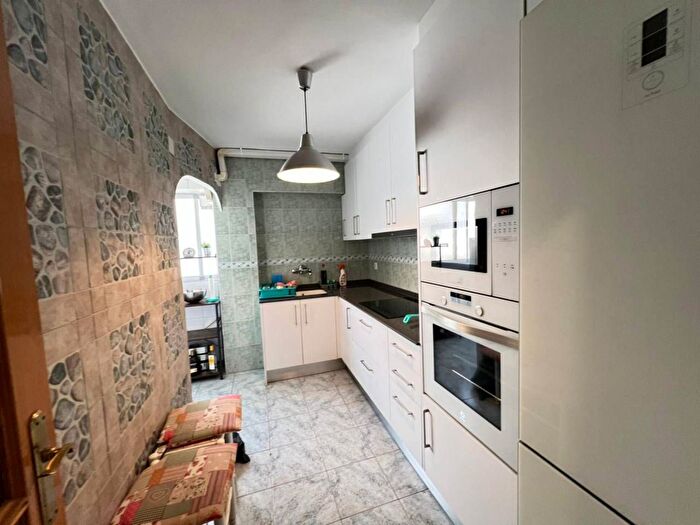 Casas en venta y pisos alquiler - 3