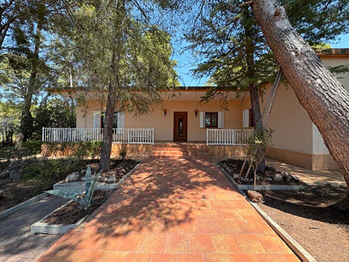 Casa en venta en Centro, Chiva de 3 habitaciones