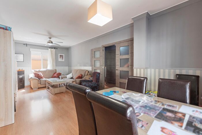 Casas en venta y pisos alquiler - 3