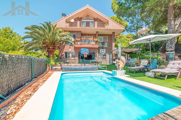 Casa en venta en Pino Alto Navarredonda, Valdemorillo de 5 habitaciones