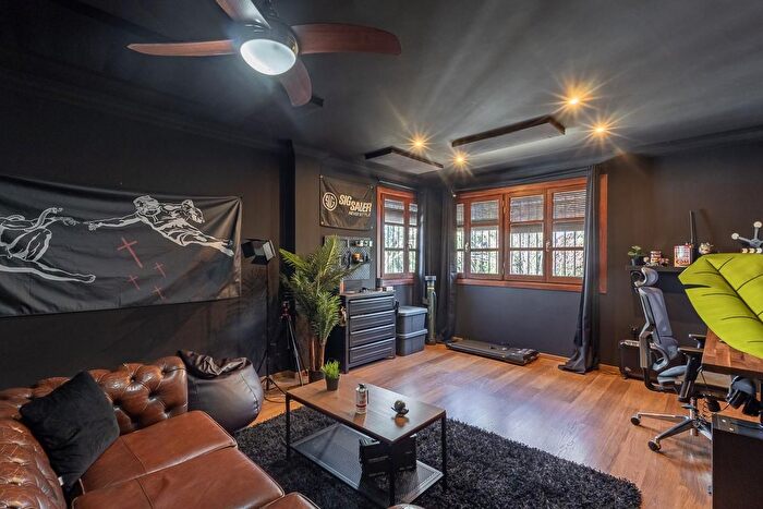 Casas en venta y pisos alquiler - 3
