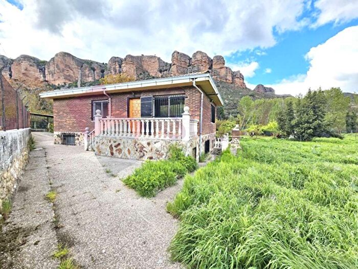 Casa en venta en Viguera, La Rioja de 4 habitaciones