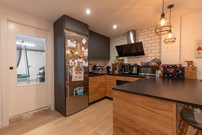 Casas en venta y pisos alquiler - 3