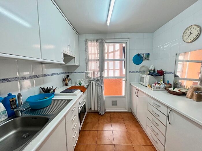 Casas en venta y pisos alquiler - 3